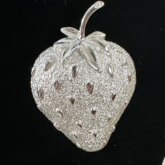 Retro 1968 Sarah Coventry Brooch Pin Strawberry Ice Silver Tone Pristine Vintage - Picture 2 of 6